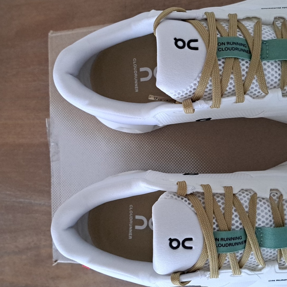 On Cloudrunner 2 - Color: White / Green - Size: Women 9.5 - Picture 4 of 9